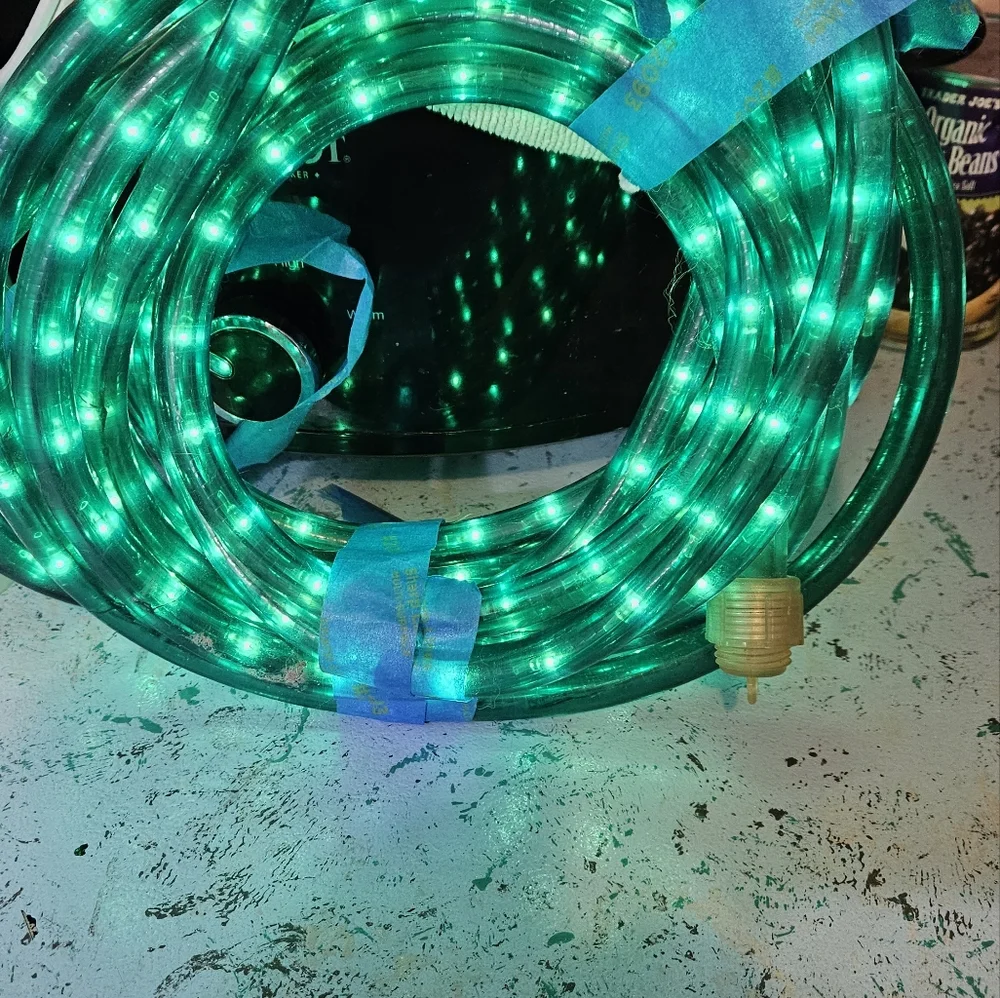 LED Flexable Rope light color is Green PRELOVED This is in good working condit